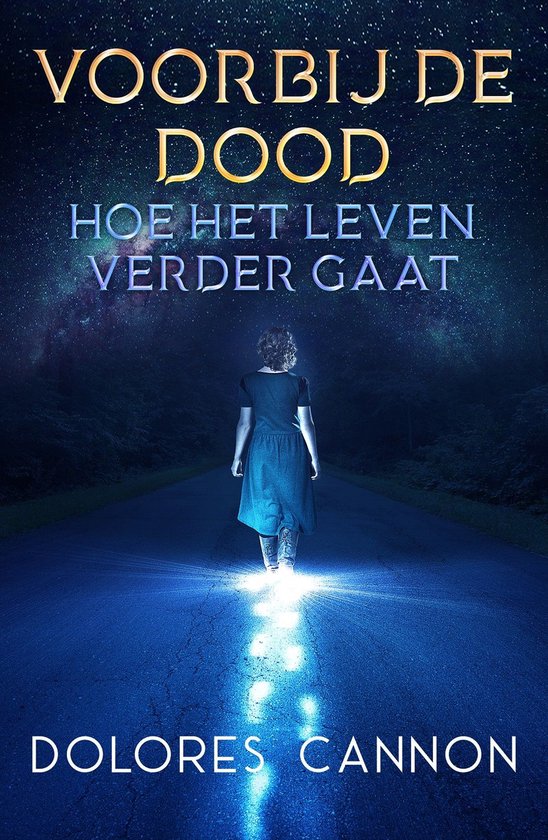 Une femme se tient sur une route éclairée par une lumière vive. Le texte "VOORBIJ DE DOOD HOE HET LEVEN VERDER GAAT DOLORES CANNON" est au-dessus et en dessous de l'image.