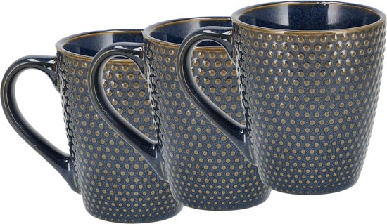 Drie donkerblauwe mokken met reliëf van goudkleurige stippen op een rij.