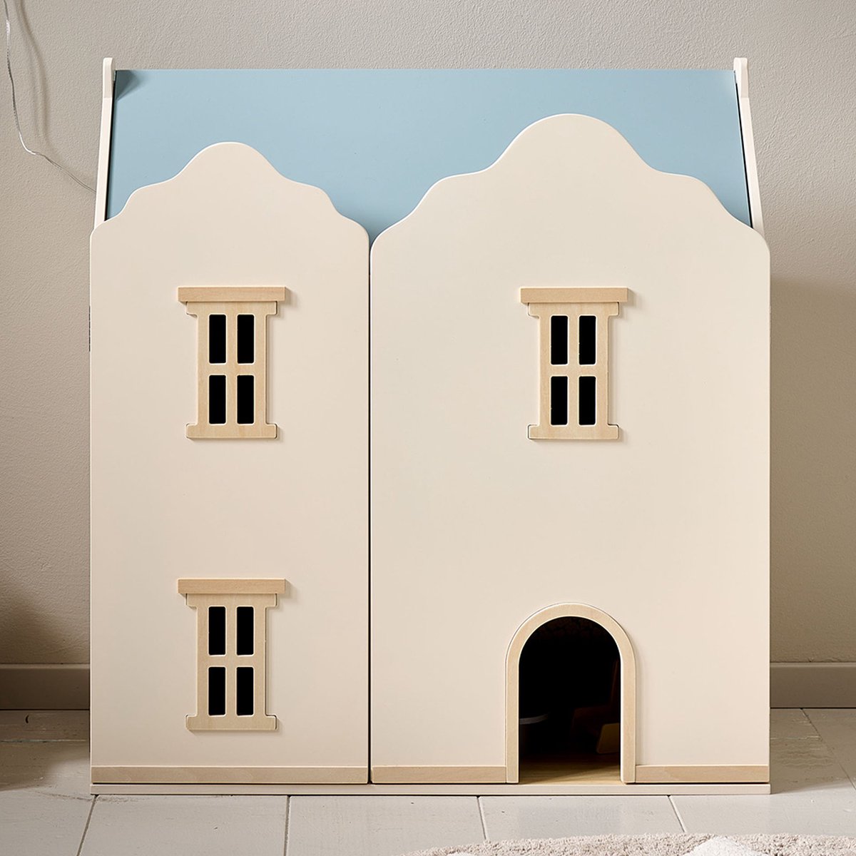 Petite Amélie Houten Poppenhuis Beige & Pastelblauw - H.66 cm - Drie Verdiepingen vol Tijdloze Charme - Stralend Beige met Pastelblauw Dak