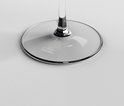 Dichtbij van de voet van een SCHOTT ZWIESEL glas met de merknaam erop.