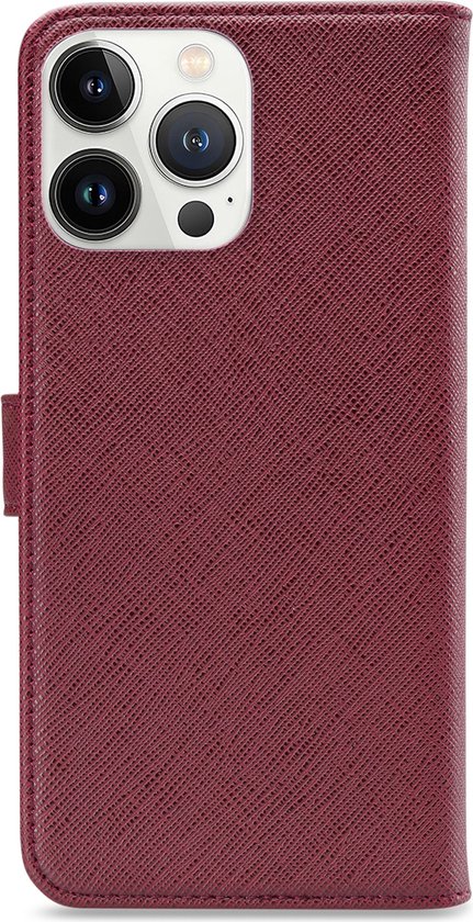 Étui portefeuille bordeaux avec ouverture pour objectif de caméra pour un iPhone.