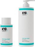 Twee flessen K18 Peptide Prep Detox Shampoo, een kleine en een grote, beide met turquoise banden.