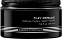 Zwarte pot met het opschrift 'CLAY POMADE MAXIMUM CONTROL / GRITTY FINISH'.