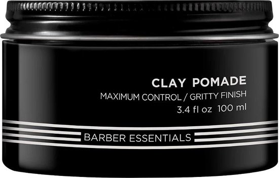 Zwarte pot met het opschrift 'CLAY POMADE MAXIMUM CONTROL / GRITTY FINISH'.