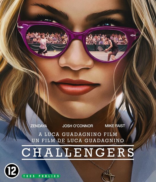Close-up van een vrouw met blond haar, paarse bril waarin een tenniswedstrijd wordt weerspiegeld. Titel 'Challengers'.