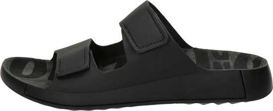 Zij-aanzicht van zwarte ECCO sandalen met klittenband.