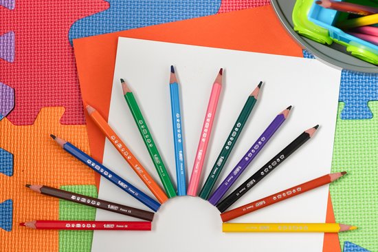 Een waaier van BIC Kids potloden in rood, bruin, oranje, groen, blauw, roze, paars en zwart op een witte kaart.