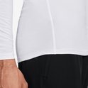 Detailopname van witte lange mouwen sportshirt met stiksels.