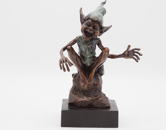 brons beeld - Pixie zittend op steen - bronzartes - 22 cm hoog
