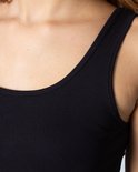 Close-up van de zwarte tanktop met ronde hals, focus op de textuur.