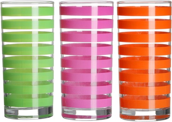 Trois verres avec des rayures horizontales : verts, roses et oranges.