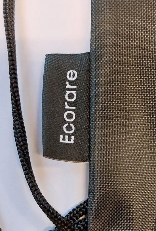 Zwart Ecorare logo op een zwarte gymtas met koord.