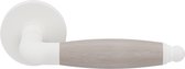 Deurkruk op rozet - Wit - RVS - GPF bouwbeslag - Ika Deurklink wit/ eiken whitewash gebogen met ronde eindknop op rond