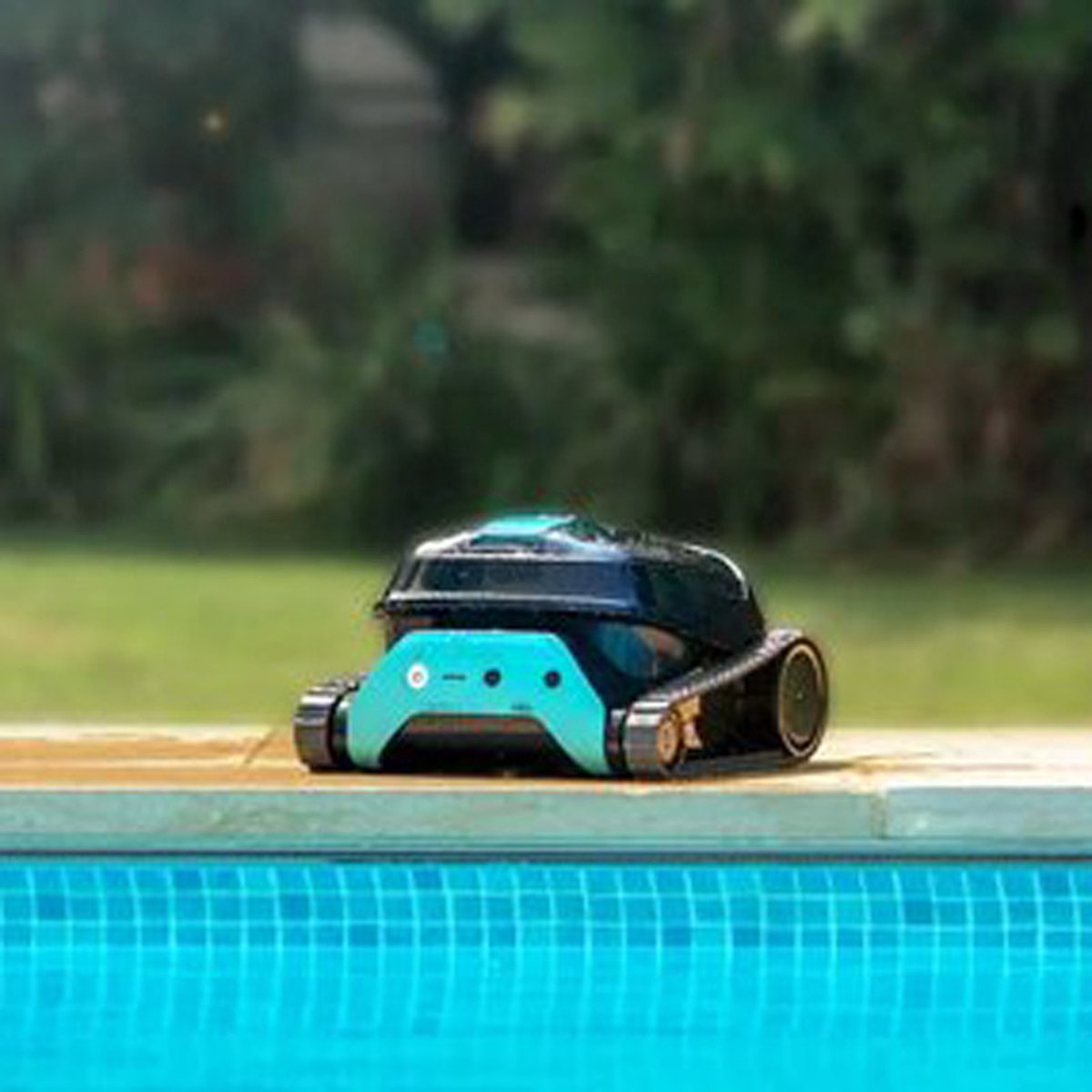 Dolphin Liberty 400 cordless pool robot