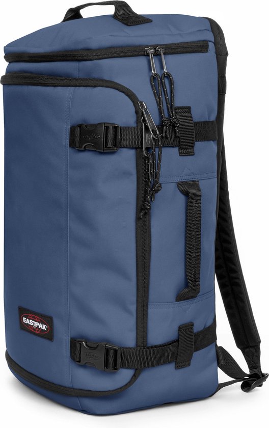 Blauwe Eastpak Carry reistas met zwarte gespen, trekkoorden en label.