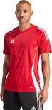 Man met een rood adidas sportshirt met witte strepen op de schouders en witte zijkanten. Hij draagt een zwarte sportbroek.