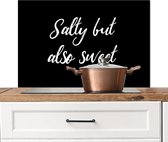 Spatscherm keuken 90x60 cm - Kookplaat achterwand Salty but also sweet - Kruiden - Koken - Quotes - Spreuken - Muurbeschermer - Spatwand fornuis - Hoogwaardig aluminium