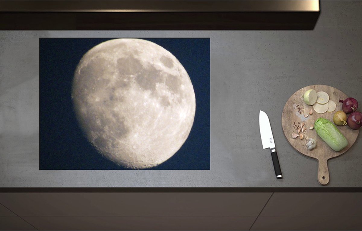 Inductieplaat Beschermer - Bijna Volle Maan in Blauwe Lucht - 71x55 cm - 2 mm Dik - Inductie Beschermer - Bescherming Inductiekookplaat - Kookplaat Beschermer van Zwart Vinyl