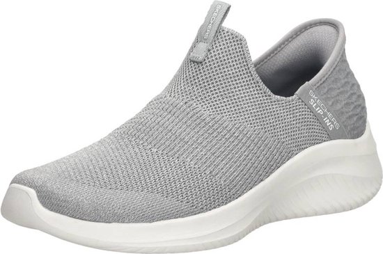 Grijze Skechers instapper met mesh stof, witte zool en 'Skechers Slip-ins' op de hiel.