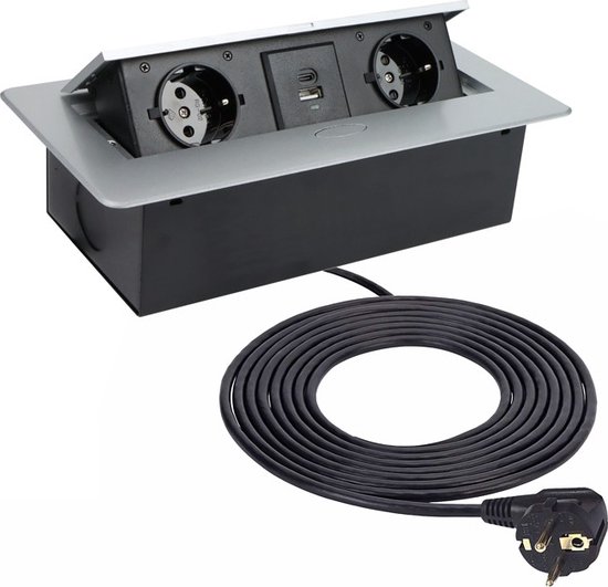 Zilveren inbouw stekkerdoos met 2 stopcontacten, 1 USB-A en 1 USB-C poort, met zwarte behuizing en stroomkabel.
