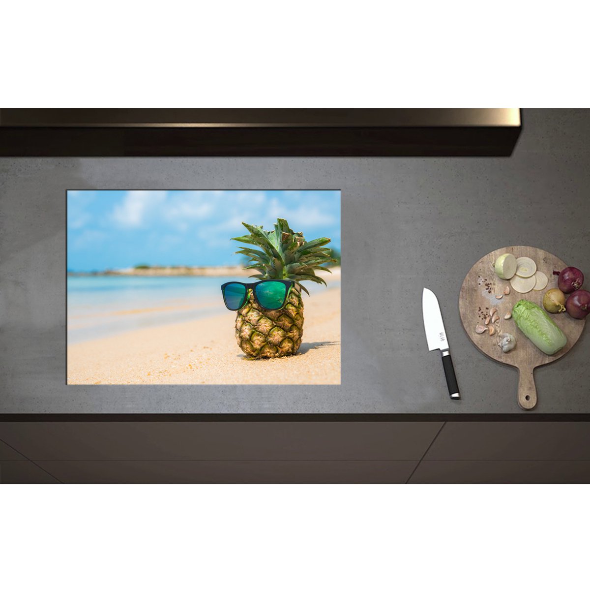 Inductieplaat Beschermer - Ananas met Zonnebril Chillend op het Strand - 70x50 cm - 2 mm Dik - Inductie Beschermer - Bescherming Inductiekookplaat - Kookplaat Beschermer van Wit Vinyl