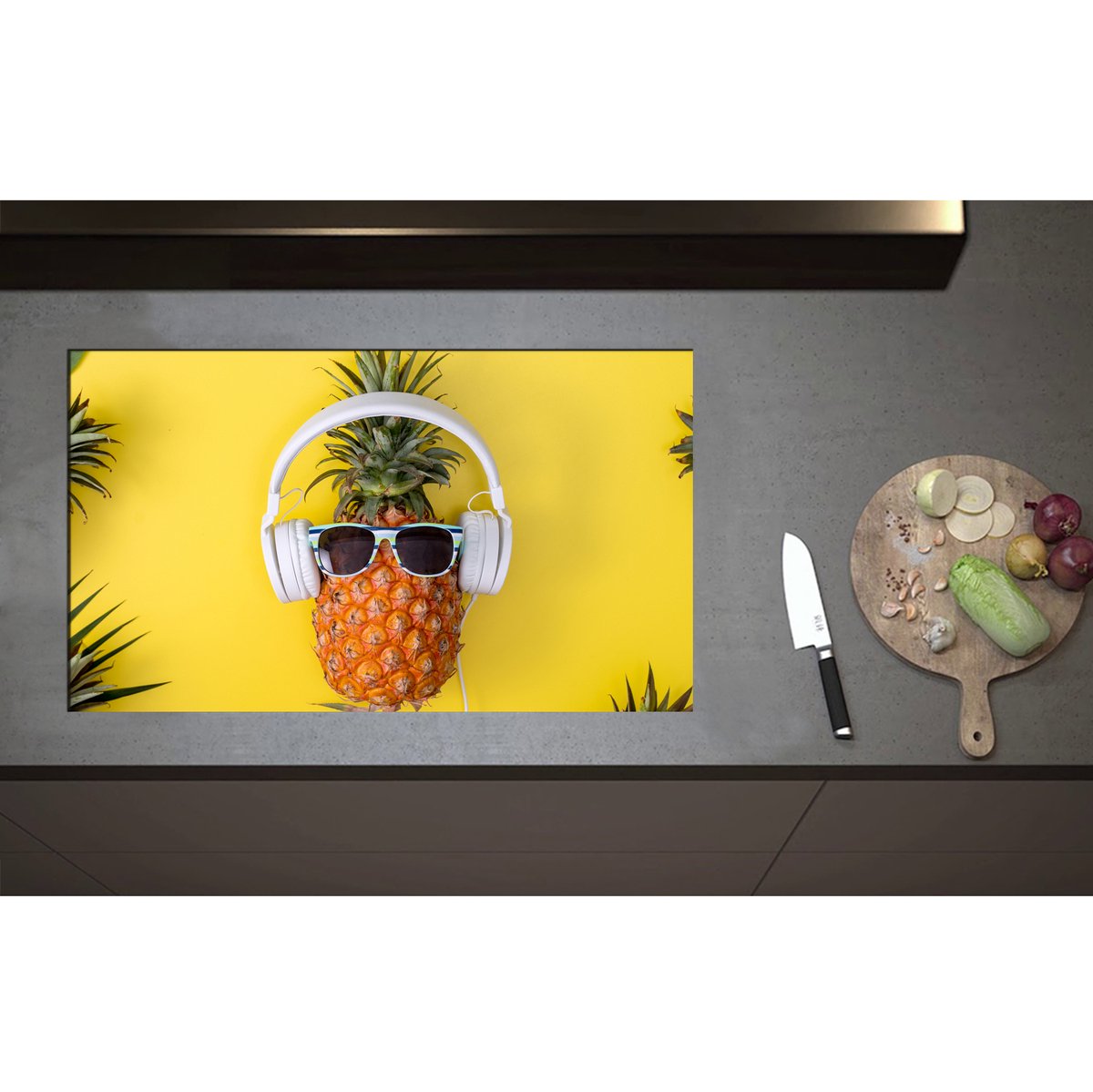 Inductieplaat Beschermer - Ananas met Witte Headset op Felgele Achtergrond - 85x50 cm - 2 mm Dik - Inductie Beschermer - Bescherming Inductiekookplaat - Kookplaat Beschermer van Zwart Vinyl