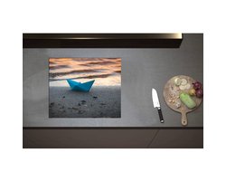Inductieplaat Beschermer - Blauwe Papieren Origami Bootje Aangespoeld op het Strand tijdens Opkomende Zon - 60x50 cm - 2 mm Dik - Inductie Beschermer - Bescherming Inductiekookplaat - Kookplaat Beschermer van Zwart Vinyl