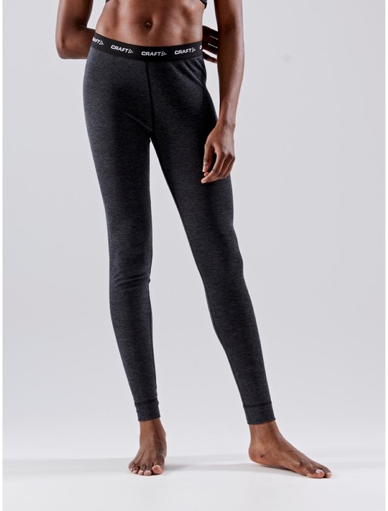 Donkergrijze thermobroek met elastische tailleband met 'CRAFT' logo. Gedragen door een vrouw.