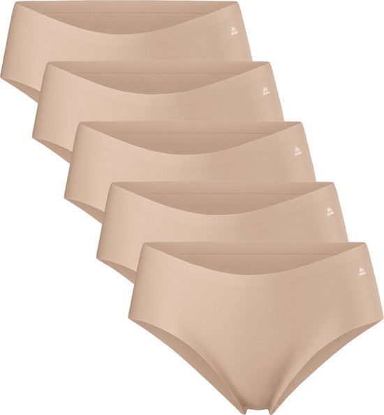 Cinq culottes couleur chair sans coutures alignées.