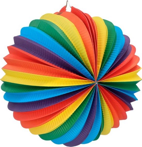 Gekleurde papieren lampion in regenboogkleuren rood, oranje, geel, groen, blauw en paars.