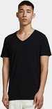 Man met zwart T-shirt met V-hals en witte broek.