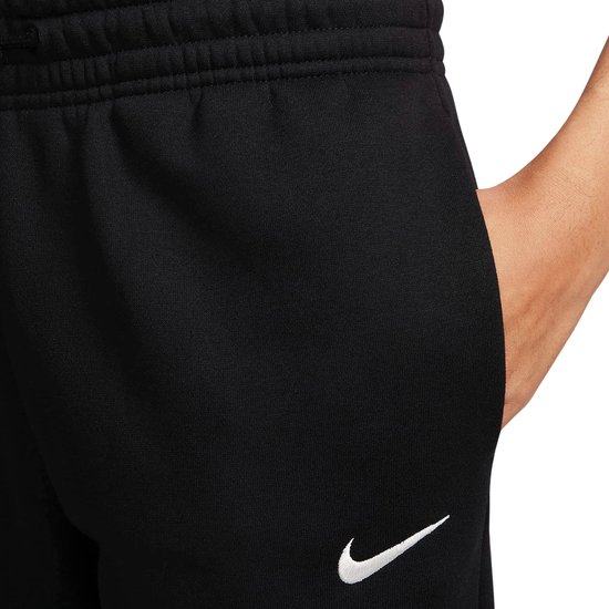Close-up van de zak van een zwarte joggingbroek met wit Nike logo.