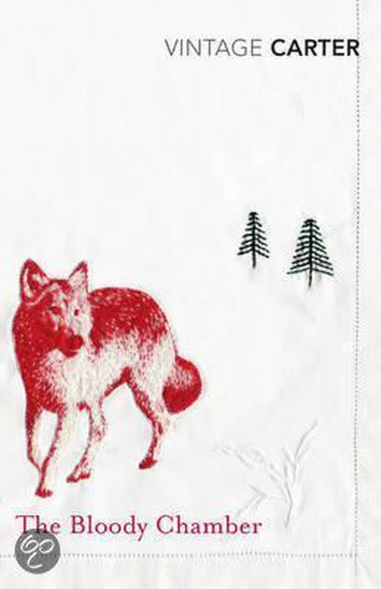 Boekomslag van The Bloody Chamber met een geborduurde rode wolf en twee dennenbomen op een witte stoffen achtergrond.