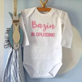Baby Rompertje met tekst   meisje Bazin in Opleiding | Lange mouw |wit met roze | maat 62/68  cadeau
