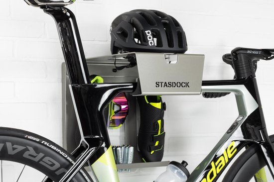 Zilverkleurig Stasdock-rek met zwarte racefietsschoenen, racefietsbril, helm en CO2-patronen, gemonteerd op een racefiets.
