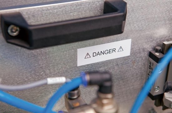 Metalen oppervlak met een zwarte handgreep en een wit label waarop 'DANGER' staat.