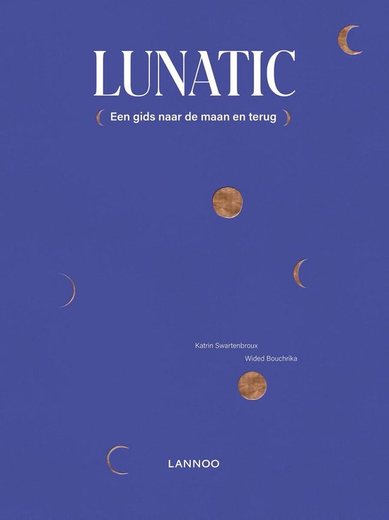 Boekcover met de titel LUNATIC op een donkerblauwe achtergrond. Gecentreerd staan verschillende maanfasen in goudbruine tinten.