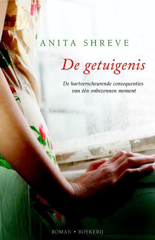Boekcover van 'De getuigenis' door Anita Shreve met een vrouw op de voorgrond bij een raam, detail van een hand en blouse met bloemen.