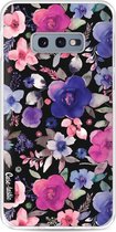 Casetastic Samsung Galaxy S10e Hoesje - Softcover Hoesje met Design - Flowers Blue Purple Print