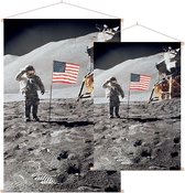 Astronaut gives salute beside U.S. flag (maanlanding) - Foto op Textielposter - 60 x 90 cm