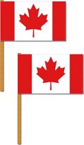 Set van 2x stuks luxe grote zwaaivlaggen Canada 30 x 45 cm - Canadese feestartikelen en versieringen