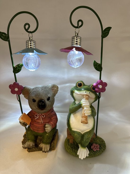 Polyresin (tuin)dieren met lantaarn + LED bloem - set van 2 stuks - Koala + Kikker - Hoogte 24 x 10 x 7 cm - Woonaccessoires - Tuinaccessoires - Tuindecoratie