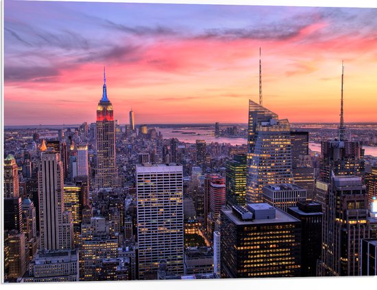 WallClassics - PVC Schuimplaat- Uitzicht over de Stad New York bij Zonsopkomst - 80x60 cm Foto op PVC Schuimplaat