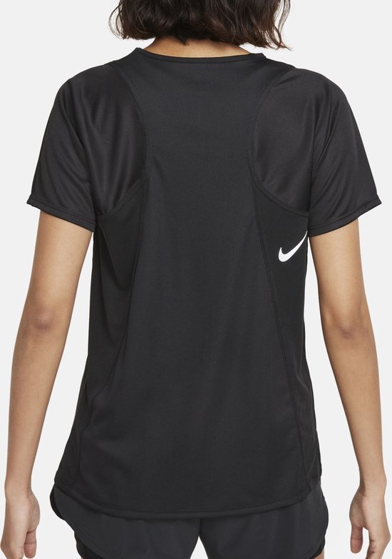 Achterkant van een zwart dames Nike sportshirt met een wit Nike logo op de rug.