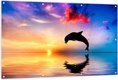 WallClassics - Tuinposter – Zonsondergang bij Silhouet van Dolfijn boven Water in Kleurrijke Omgeving - 150x100 cm Foto op Tuinposter (wanddecoratie voor buiten en binnen)