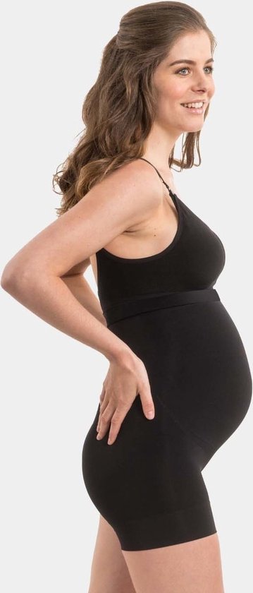 Zwarte zwangerschaps body met korte broekpijpen. De vrouw staat opzij en houdt haar rug vast.