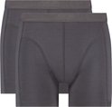Twee donkergrijze, effen boxershorts voor heren.