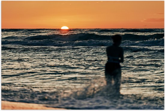 Poster (Mat) - Silhouet van Vrouw in de Wilde Zee tijdens Zonsopkomst - 75x50 cm Foto op Posterpapier met een Matte look