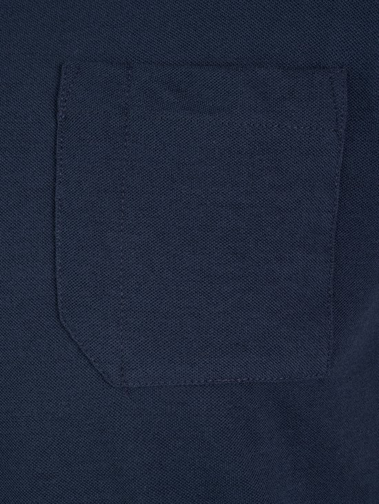 Donkerblauwe polo met opgestikte borstzak met afgeronde hoek.