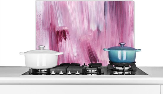 Achterwand met roze verfstreken, met twee kookpannen op een gasfornuis.